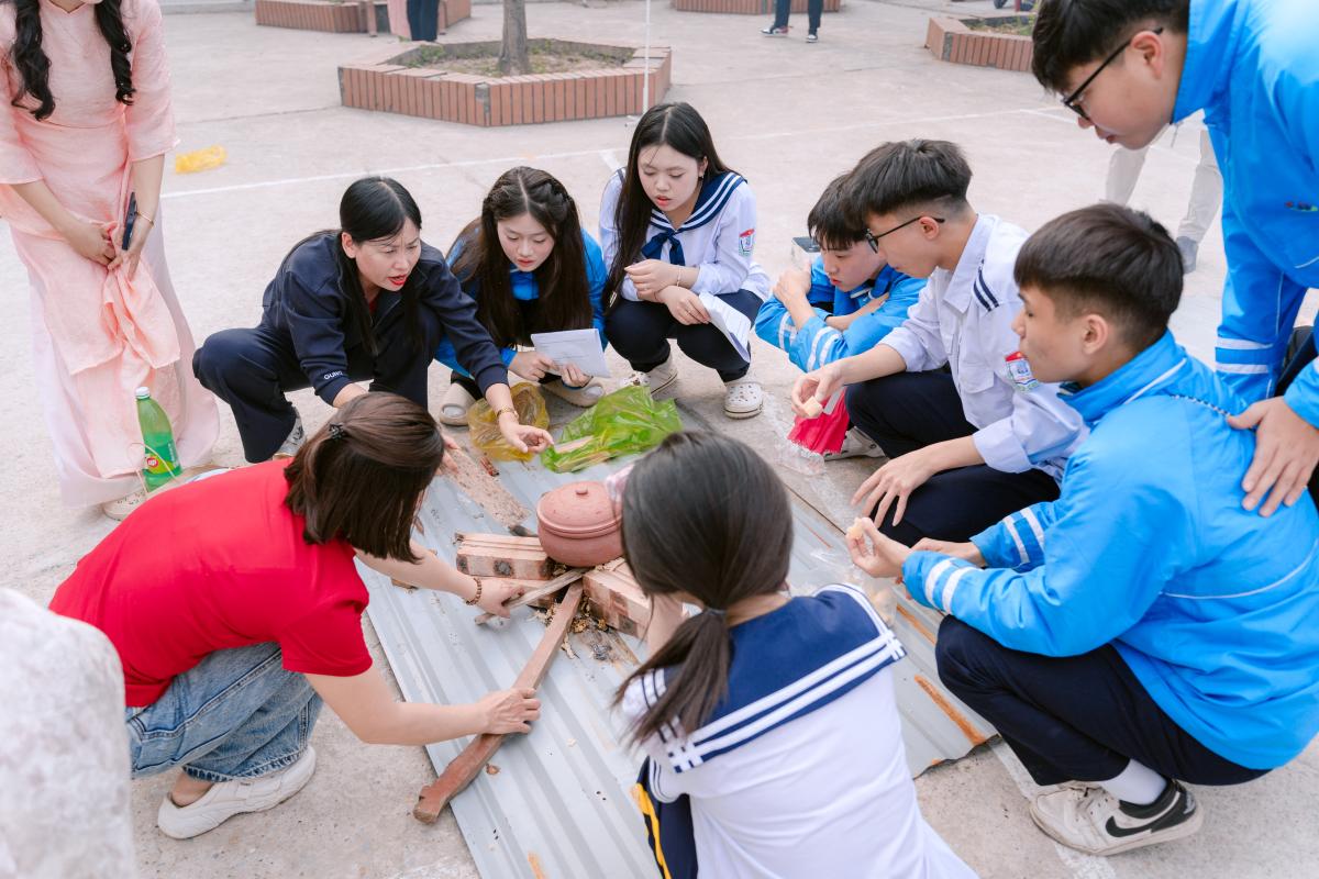 Thầy cô, cha mẹ cùng các em học sinh thi nấu cơm niêu