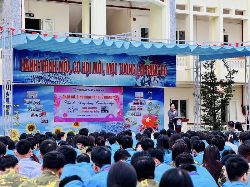 Lễ chào cờ tháng 11 với chủ đề “Xây dựng tình bạn đẹp – Nói không với bạo lực học đường”