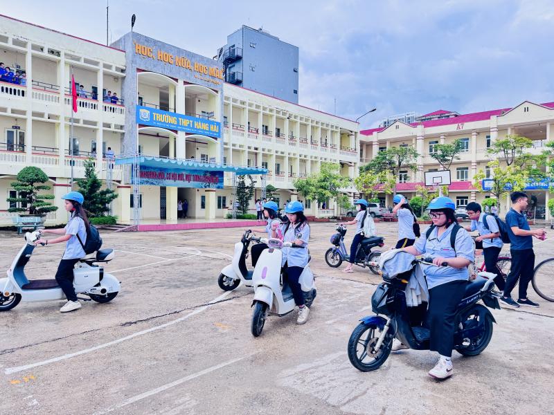 NHỮNG HÌNH ẢNH ĐẦU TIÊN CỦA K37 TRONG NGÀY NHẬP HỌC